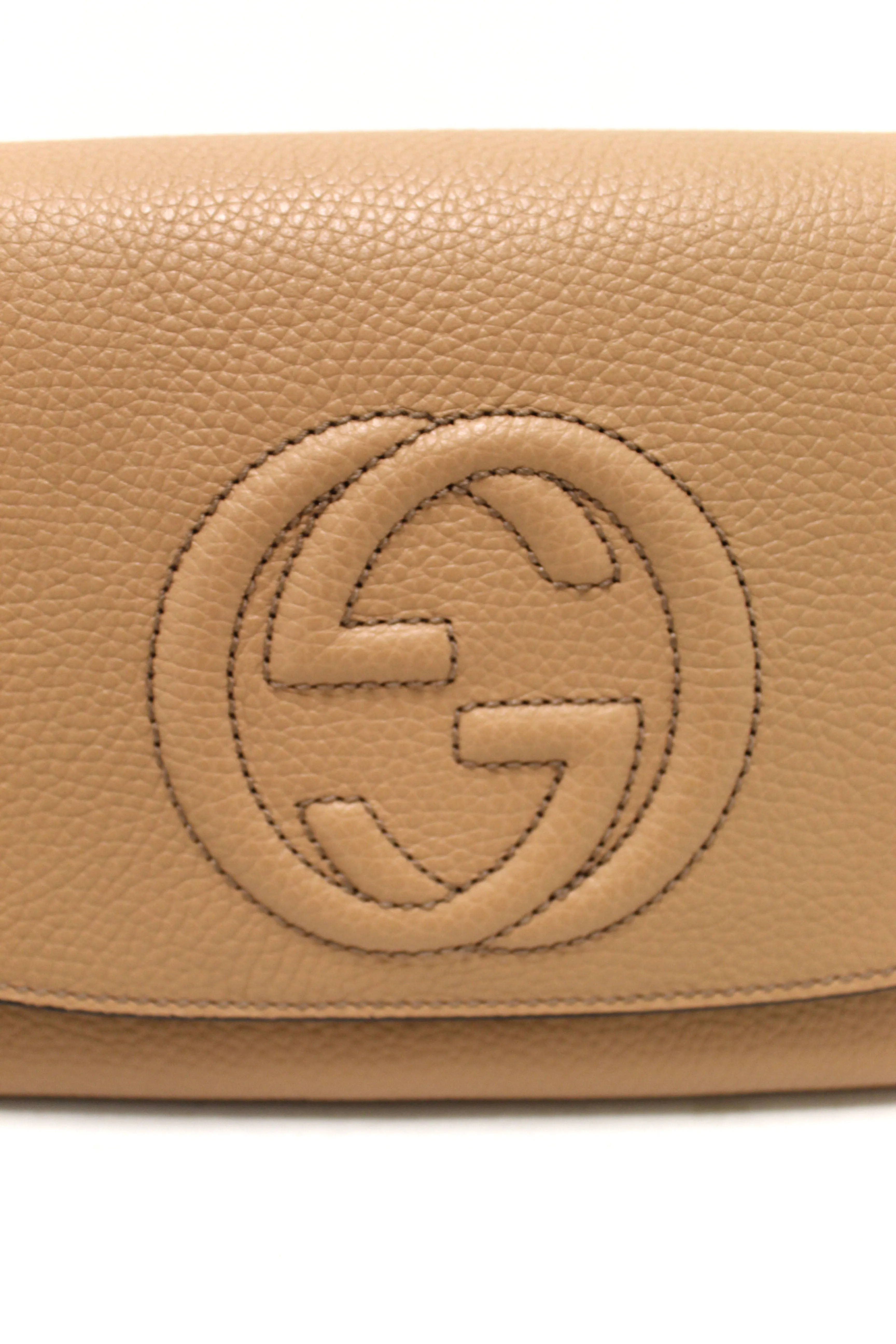 Authentic NEW Gucci Beige Pebbled Calfskin Medium Soho Flap Crossbody