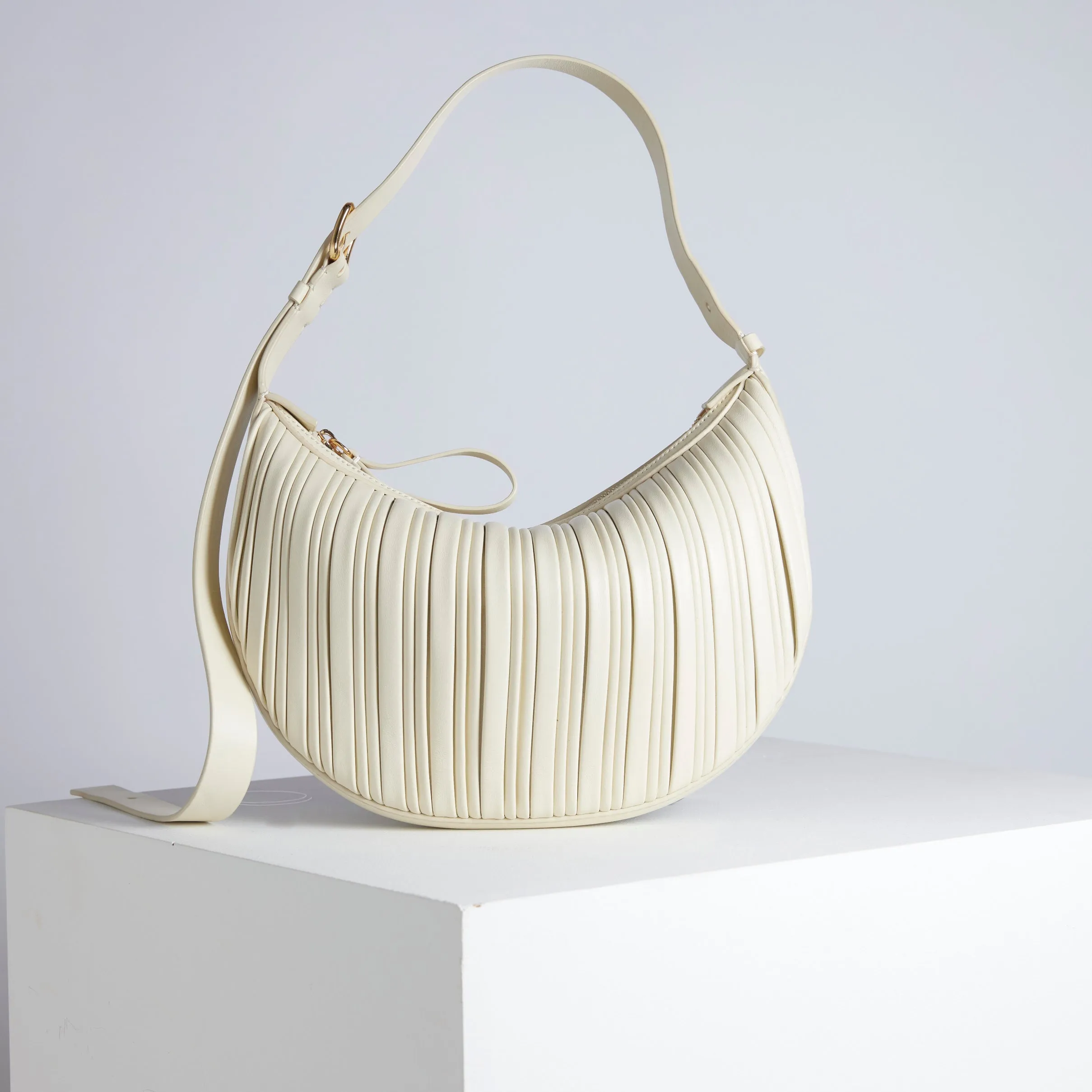 Cookie 28 Pleated Cloud Cream Shoulder Bag